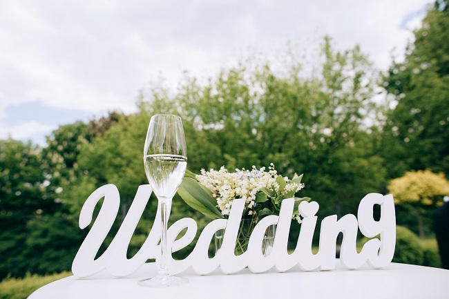 The Appeal of an Indoor/Outdoor Wedding Venue